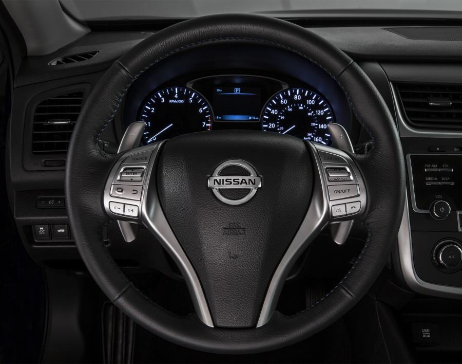 Панель приборов Nissan Altima SR 2016 года  (фото 9 из 13)